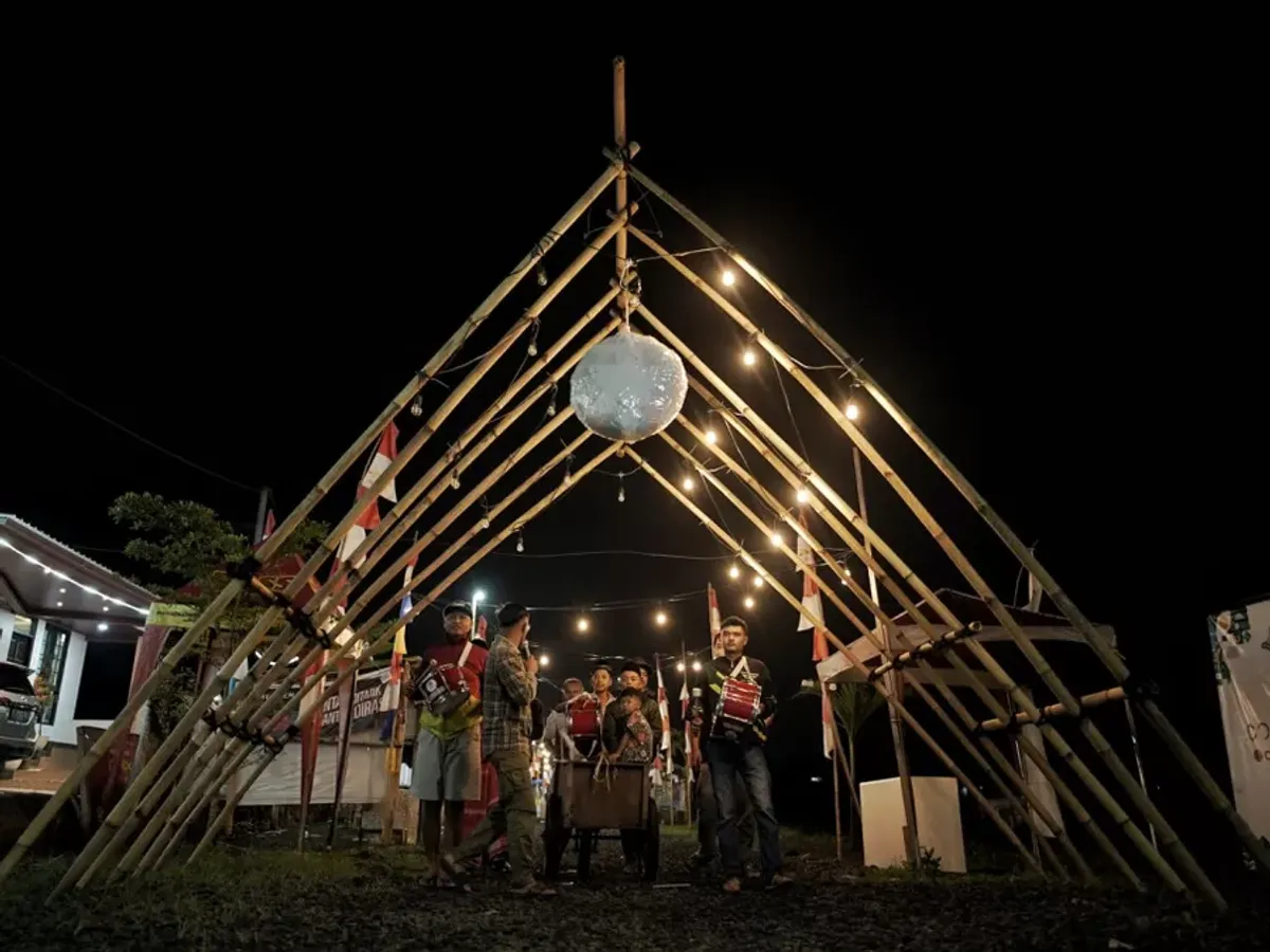 Warga menggelar tradisi takbiran di Kampung Bunut, Margahurip, Kabupaten Bandung (Sumber: Ayobandung.com | Foto: Kavin Faza)
