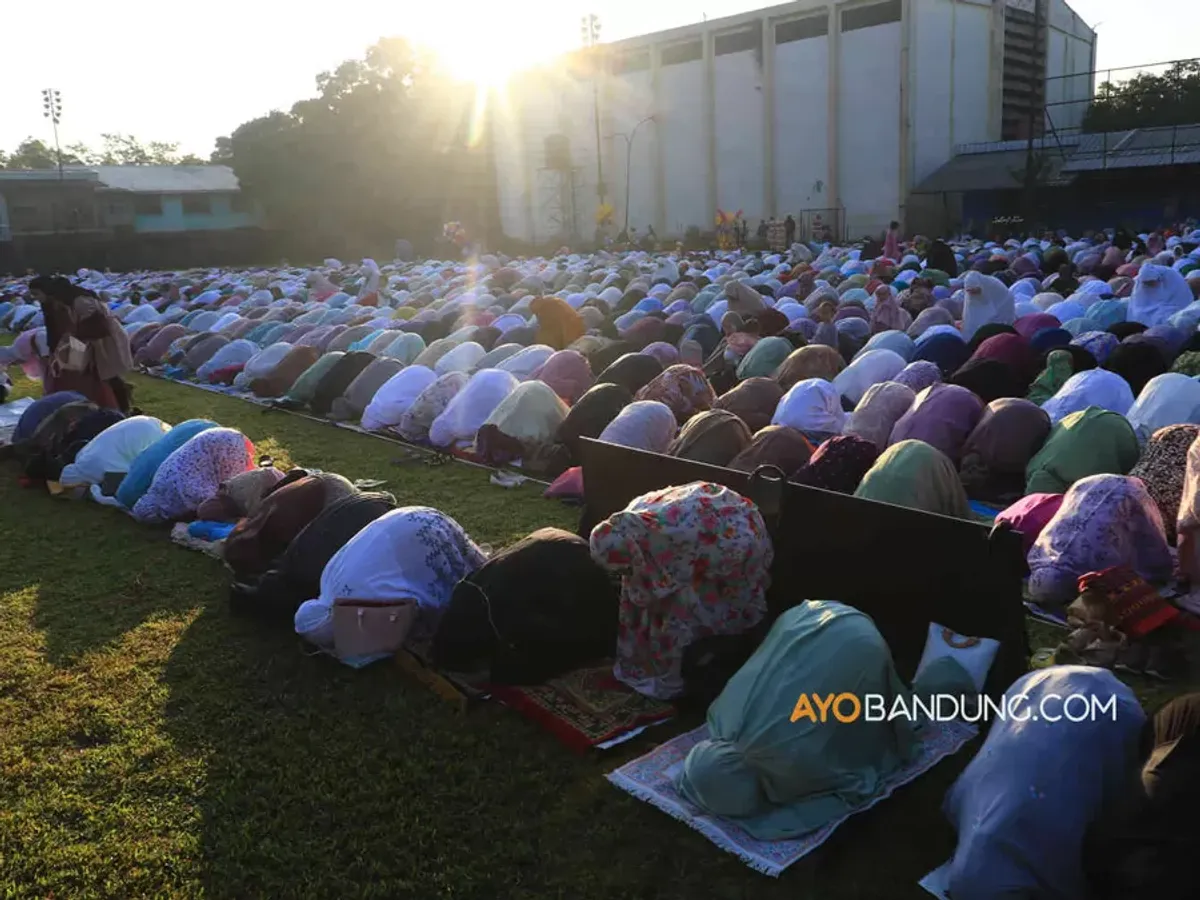 Umat Islam melaksanakan shalat Idul Adha di Lapangan Lodaya, Kota Bandung, Rabu 28 Juni 2023. (Sumber: Ayobandung.com | Foto: Irfan Al-Faritsi)