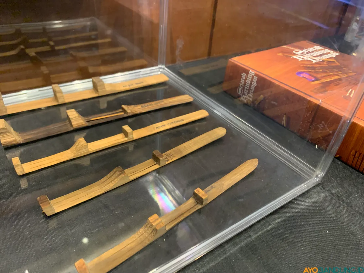 Karinding, alat musik tradisional Sunda berbahan bambu yang dimainkan dengan cara ditempelkan di bibir dan disentil. (Sumber: ayobandung.id | Foto: Halwa Raudhatul)