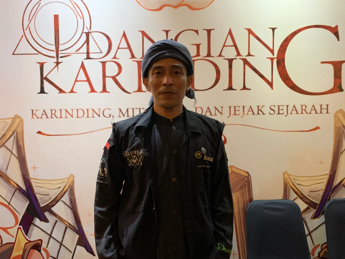 Iman Rahman Anggawiria Kusumah alias Kimung pegiat dan pelestari karinding. (Sumber: ayobandung.id | Foto: Halwa Raudhatul)