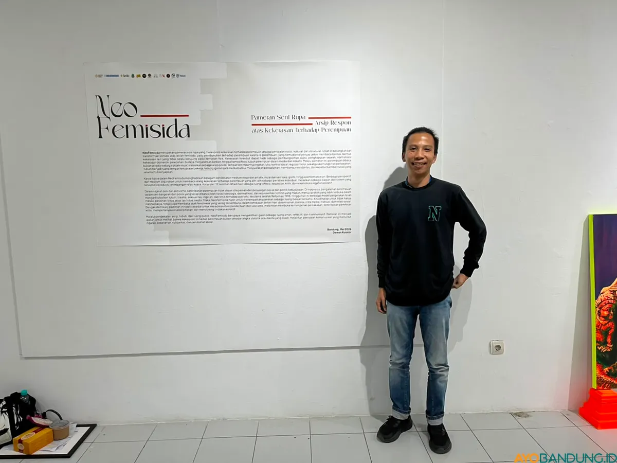 Galih Jatu Kurnia menjelaskan konsep neofemisida sebagai bentuk baru kekerasan terhadap perempuan yang kerap luput dari perhatian publik. (Sumber: ayobandung.id | Foto: Ilham Maulana)