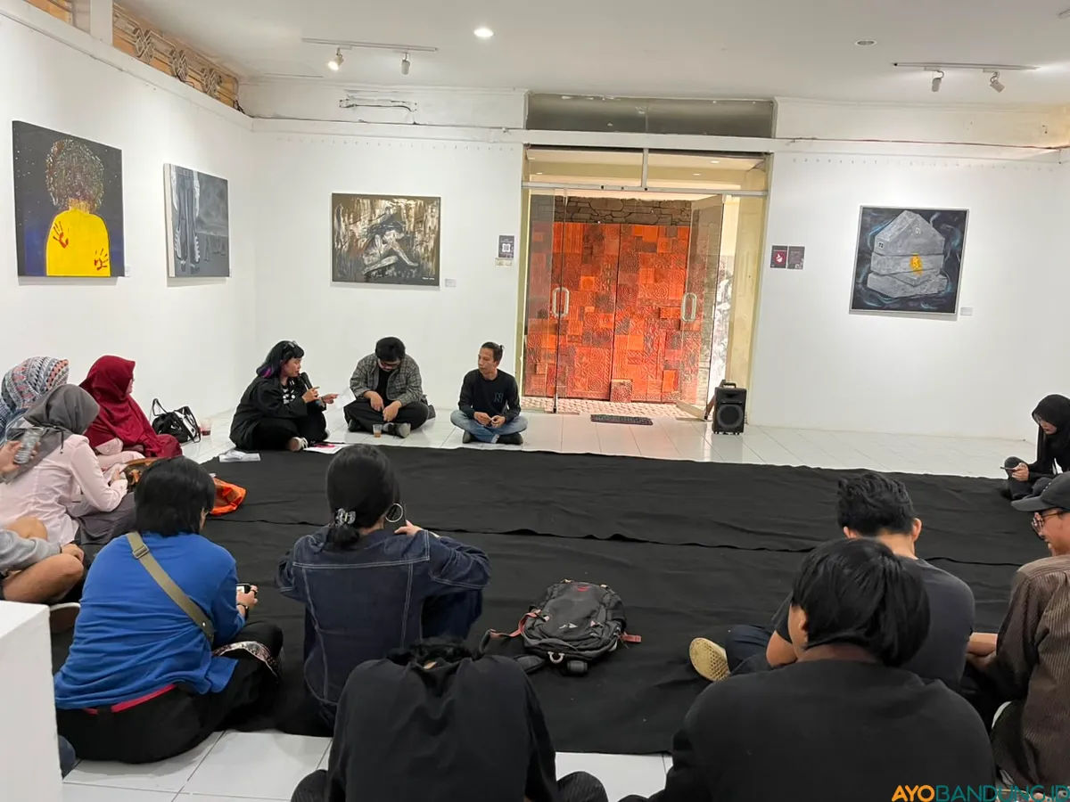 Peserta mengikuti diskusi publik NeoFemisida yang membahas kekerasan terhadap perempuan melalui perspektif seni, pengalaman personal, dan realitas sosial. (Sumber: ayobandung.id | Foto: Ilham Maulana)