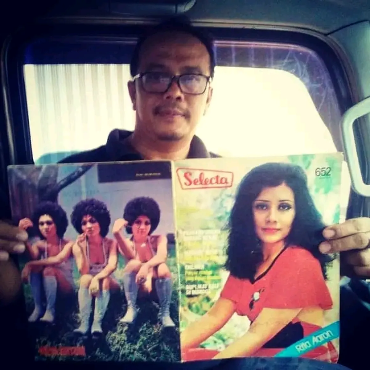 Penulis memegang Majalah Selecta terbitan era 1970-an, salah satu bacaan populer pada masanya. (Sumber: Kin Sanubary)