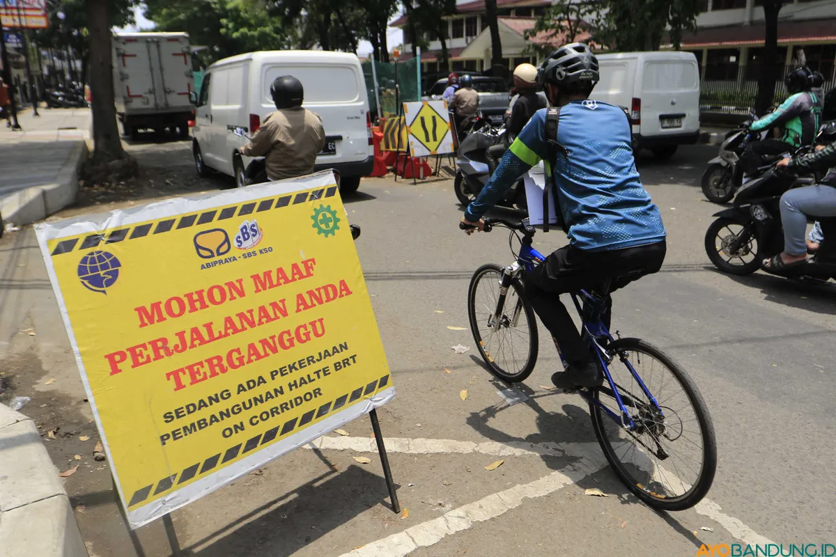 Menanggapi keluhan kemacetan akibat pembangunan Halte BRT, Wali Kota Bandung menyebut solusinya adalah mempercepat proyek. (Sumber: ayobandung.id | Foto: Irfan Al Faritsi)
