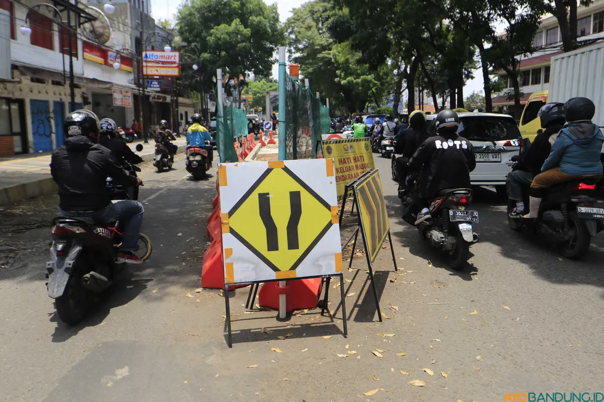 Halte BRT di Jalan Ahmad Yani, Cicadas termasuk tipe B dimana halte berada di antara jalan satu arah dengan 4 lajur. (Sumber: ayobandung.id | Foto: Irfan Al Faritsi)