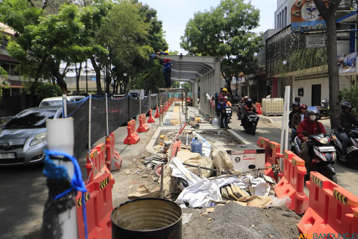 Sejumlah pekerja menyelesaikan proyek pembangunan halte BRT di Jalan Ahmad Yani, Kota Bandung, Selasa 6 Oktober 2026. (Sumber: ayobandung.id | Foto: Irfan Al Faritsi)