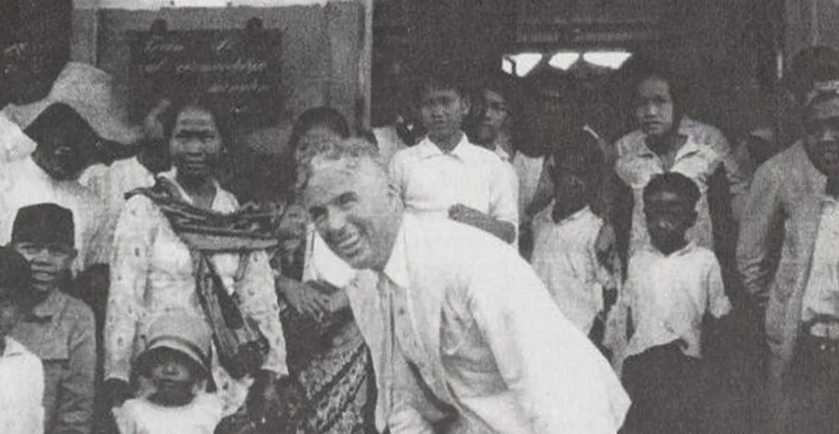 Dokumentasi foto koleksi Ernst Drissen yang memperlihatkan Charlie Chaplin di depan peron Stasiun Garut. (Sumber: Naratesgaoret.net)
