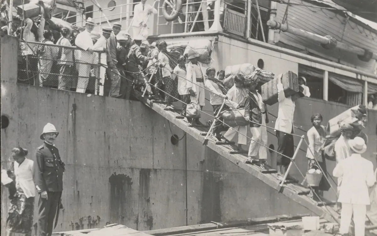 Para imigran Jawa di tangga kapal penumpang yang membawa mereka ke Suriname sekitar tahun 1920-1930. (Sumber: collectie.wereldmuseum.nl)