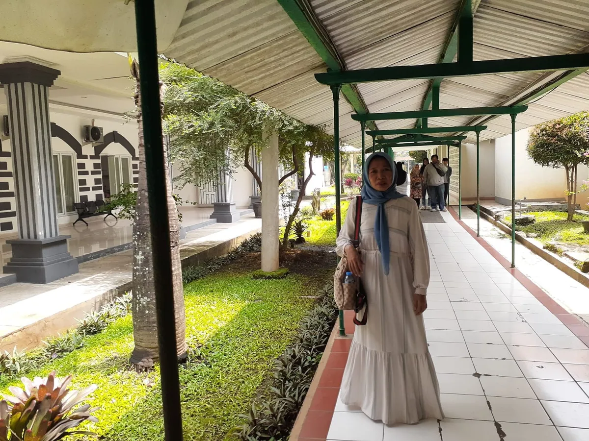 Penulis di dalam Rumah Sakit Dustira yang letaknya dekat dengan Stasiun KA Cimahi (Sumber: dokpri | Foto: Sri Maryati)