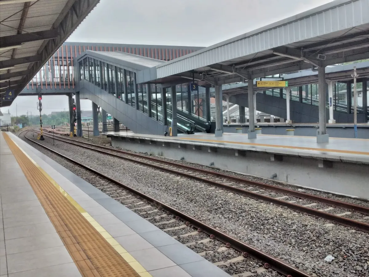 Infrastruktur peron selatan stasiun Cimahi sudah cocok sebagai penghubung ke RS Dustira dan tempat langsir rangkaian Rail Clinic (Sumber: dokpri | Foto: Sri Maryati)