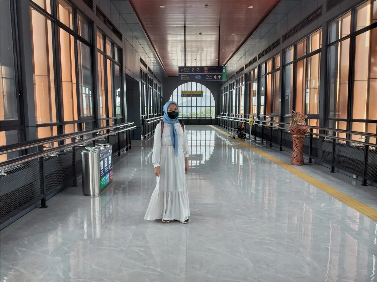 Penulis di skibridge Stasiun Cimahi ke arah RS Dustira (Sumber: dokpri | Foto: Sri Maryati)