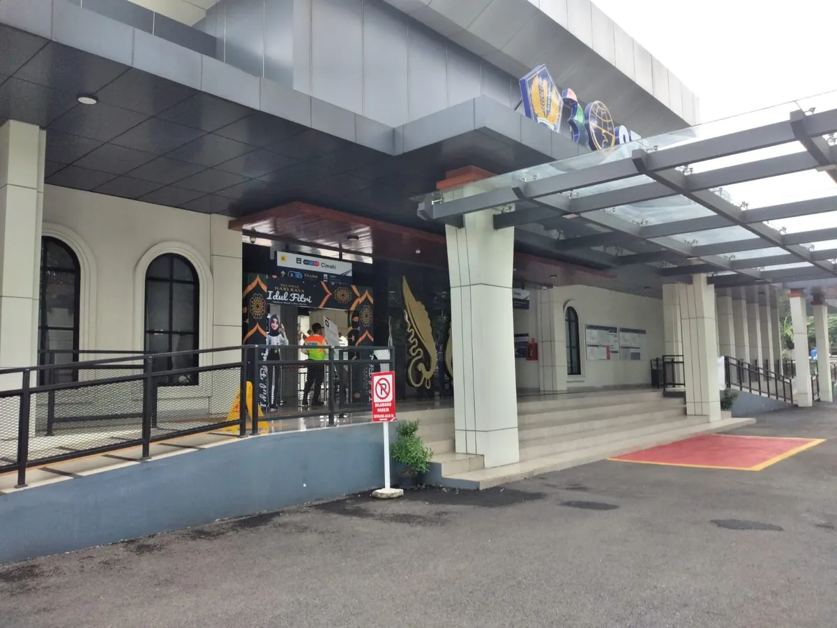 Pintu Masuk Selatan Stasiun Cimahi yang letaknya persis di depan RS Dustira (Sumber: dokpri | Foto: Sri Maryati)