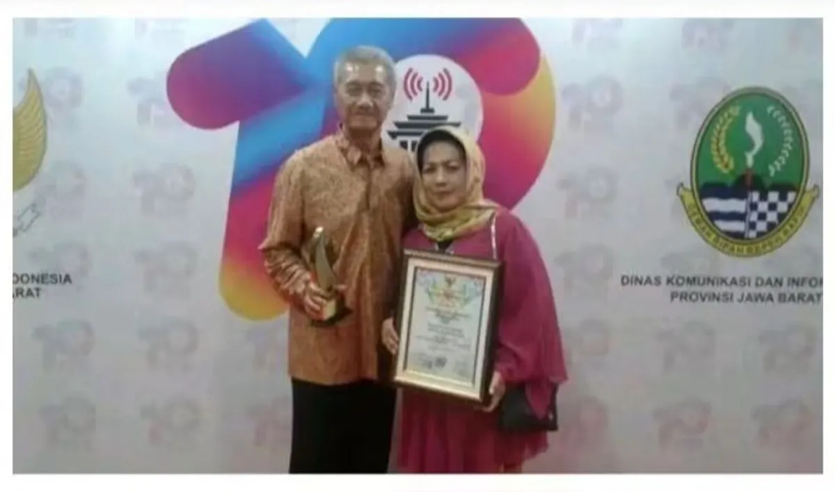 Mang Jaya bersama istri tercinta saat menerima penghargaan Lifetime Achievement dari Komisi Penyiaran Indonesia Daerah (KPID) Jawa Barat, sebagai bentuk apresiasi atas dedikasinya dalam menjaga dan mengembangkan seni dongeng Sunda. (Sumber: Istimewa)