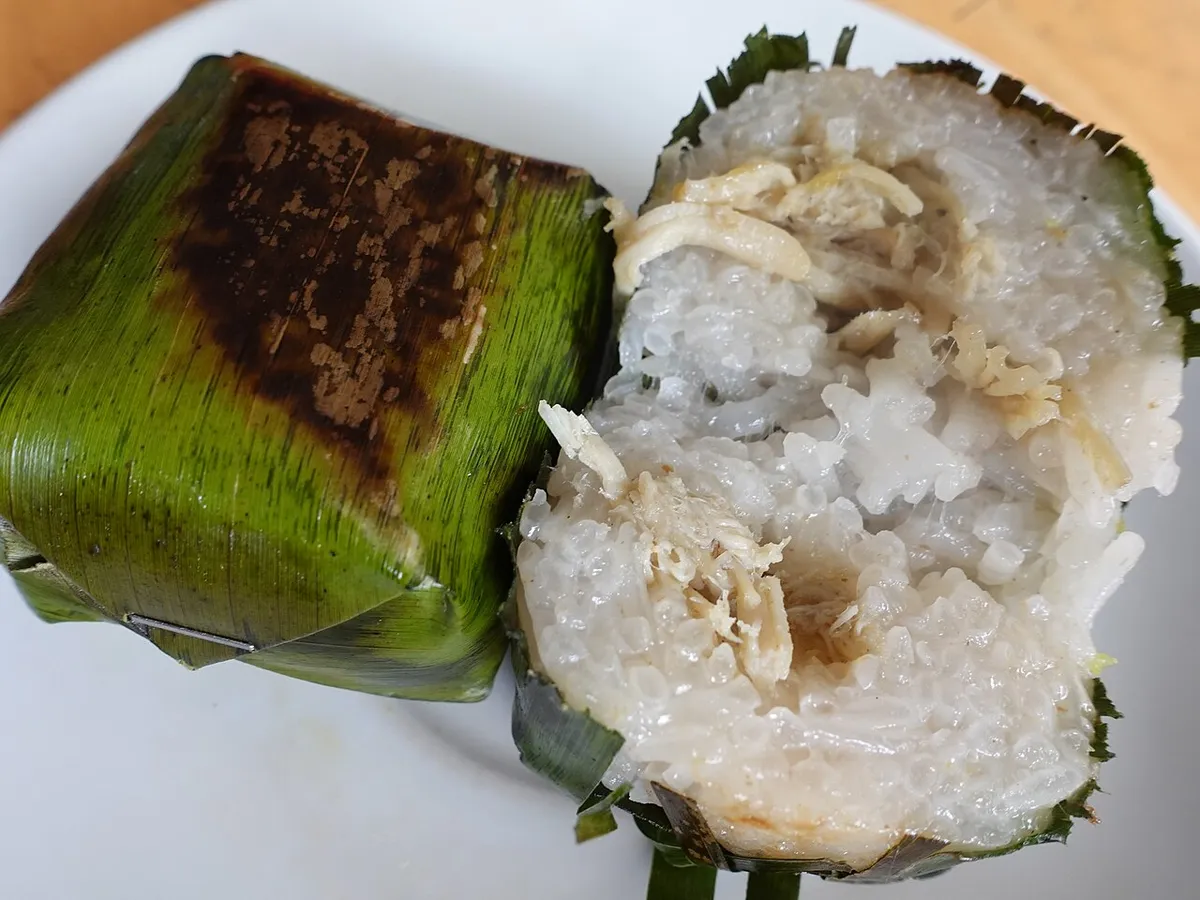 Lalampa khas Sulawesi Utara berisi suwiran ikan cakalang atau tongkol pedas beraroma kemangi, yang dibungkus daun pisang lalu dibakar di atas bara api. (Sumber: Wikimedia Commons | Foto: Nafisathallah)
