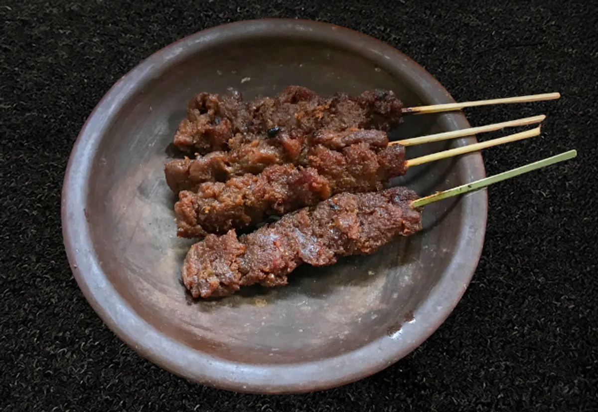 Satai Komoh khas Jawa Timur menyajikan potongan dadu daging sapi has dalam yang dimasak bersantan bumbu pekat, lalu dipanggang di atas bara api. (Sumber: Wikimedia Commons | Foto: Pinerineks)