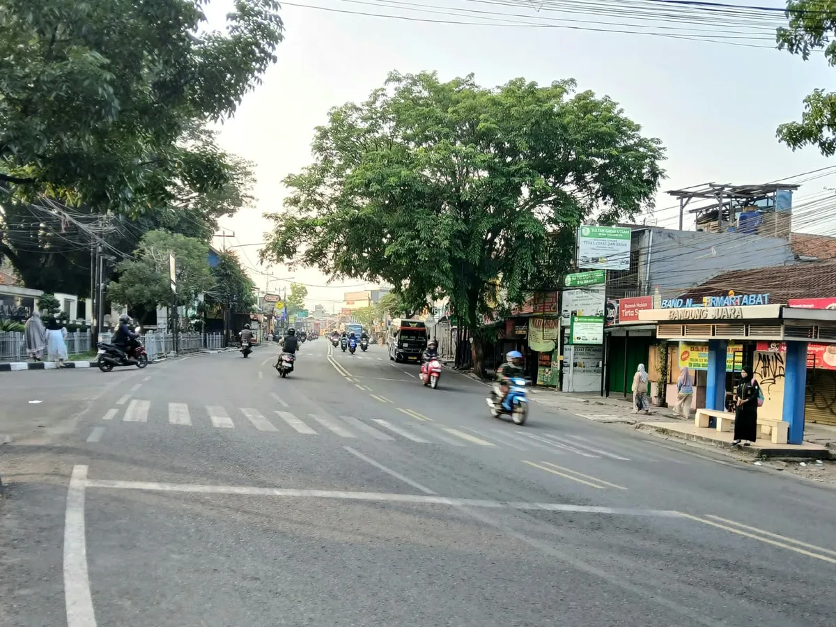 Zebra cross di depan gerbang pintu masuk-keluar UIN Bandung Kampus 1. Difoto pada hari Rabu, 7 Oktober 2026 pukul 06.25 WIB. (Sumber: Dok. Pribadi | Foto: Evira Dwi Shakira)