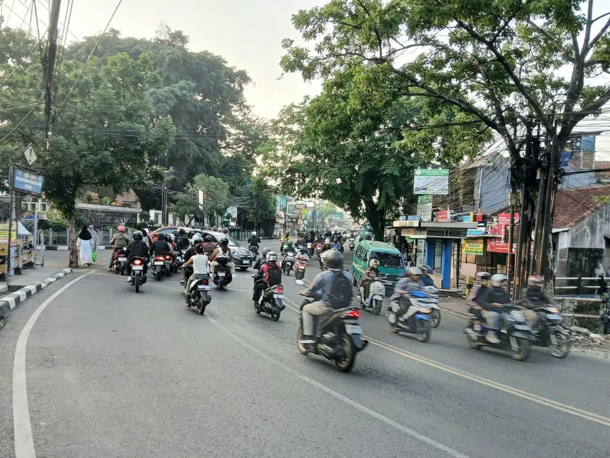 Kontur jalan yang menikung di depan UIN Bandung Kampus 1. Difoto pada hari Rabu, 7 Oktober 2026 pukul 06.25 WIB. (Sumber: Dok. Pribadi | Foto: Evira Dwi Shakira)