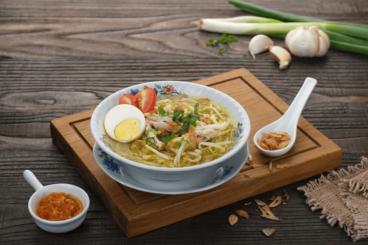 Soto Lamongan berkuah kuning keemasan  yang dihasilkan dari rebusan tulang ayam kampung yang kaya kolagen serta perpaduan kunyit dan kemiri sangrai. (Sumber: www.royco.co.id)