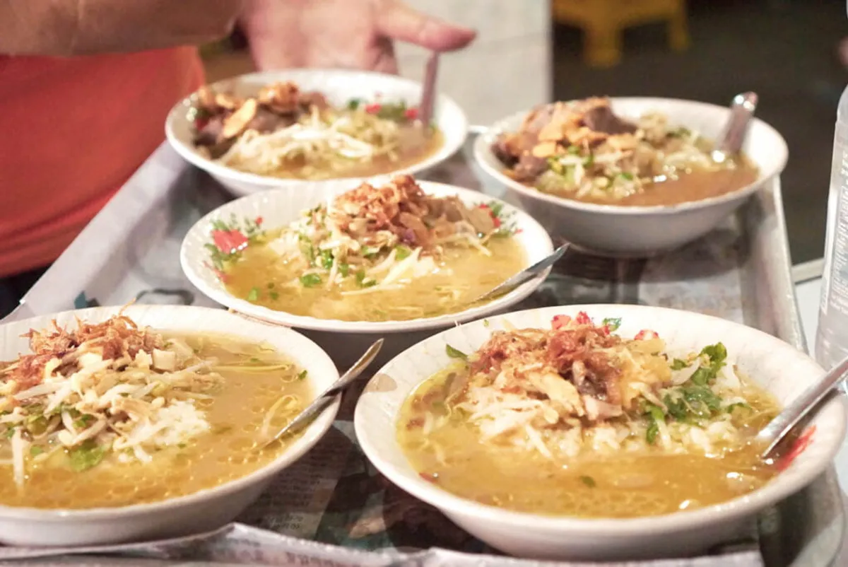 Soto Kudus menyajikan kuah ayam kampung bercita rasa segar dengan ciri khas taburan irisan daun kucai dan remasan bawang putih goreng. (Sumber: Dokumentasi Penulis | Foto: Badiatul Muchlisin Asti)