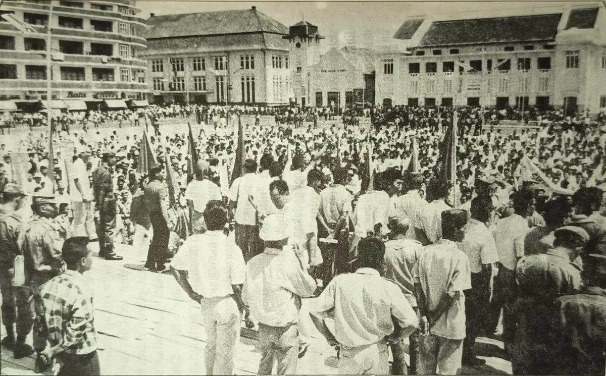 Potret Salah Satu Aksi Mahasiswa di Aloen-Aloen Bandung (1966) (Sumber: Buku Mereka Dari Bandung: Pergerakan Mahasiswa Bandung 1960-1967)
