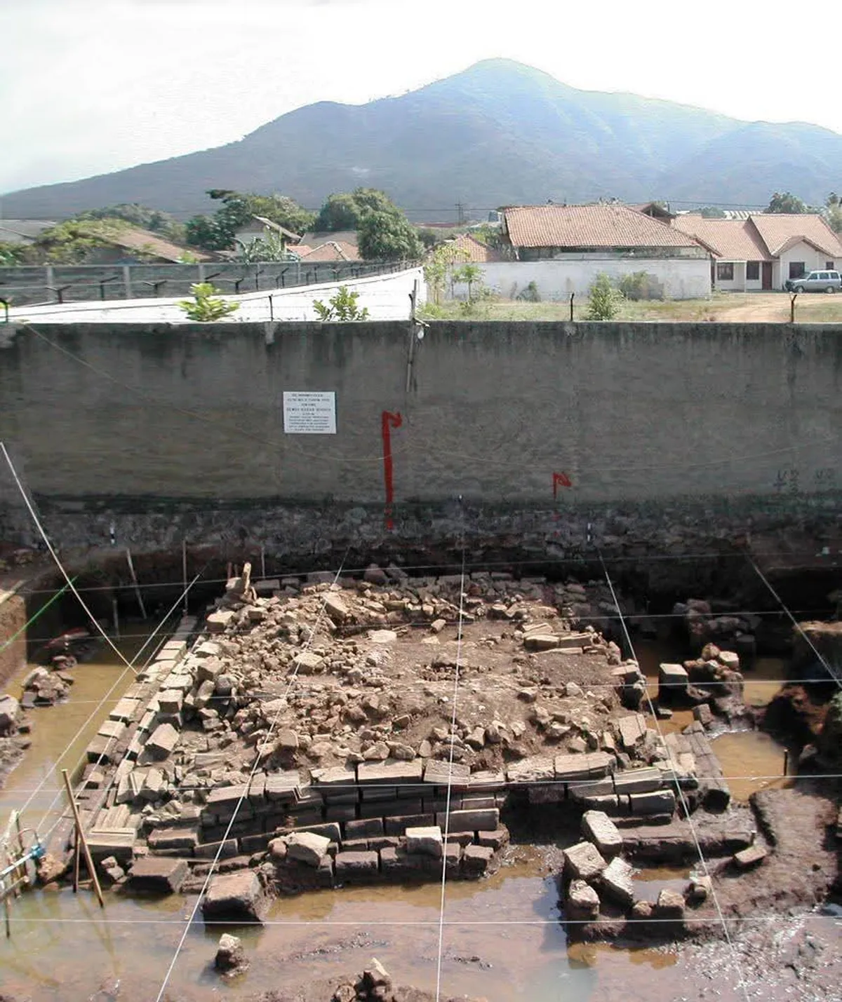 Proses penggalian Situs Candi Bojong Menje setelah ditemukan pada tahun 2002 (Sumber: idsejarah.net (foto yang dimuat pada artikel tahun 2017) | Foto: Tidak diketahui)