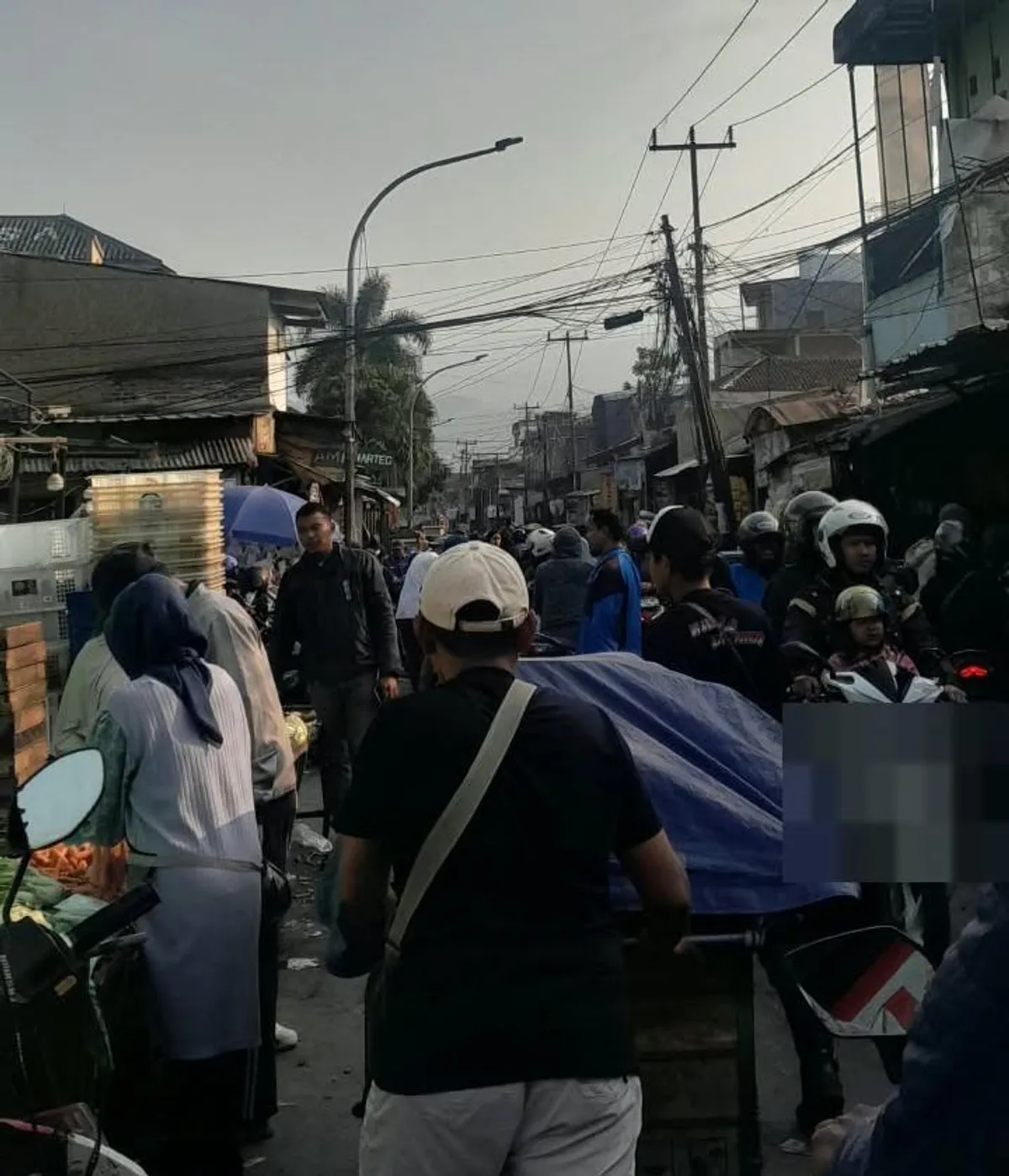 Aktivitas warga di dalam Pasar Ujungberung pada pagi hari. Kepadatan pedagang dan pembeli diperparah dengan kendaraan yang parkir tidak beraturan. (Sumber: Dokumentasi Pribadi | Foto: Rahayu)