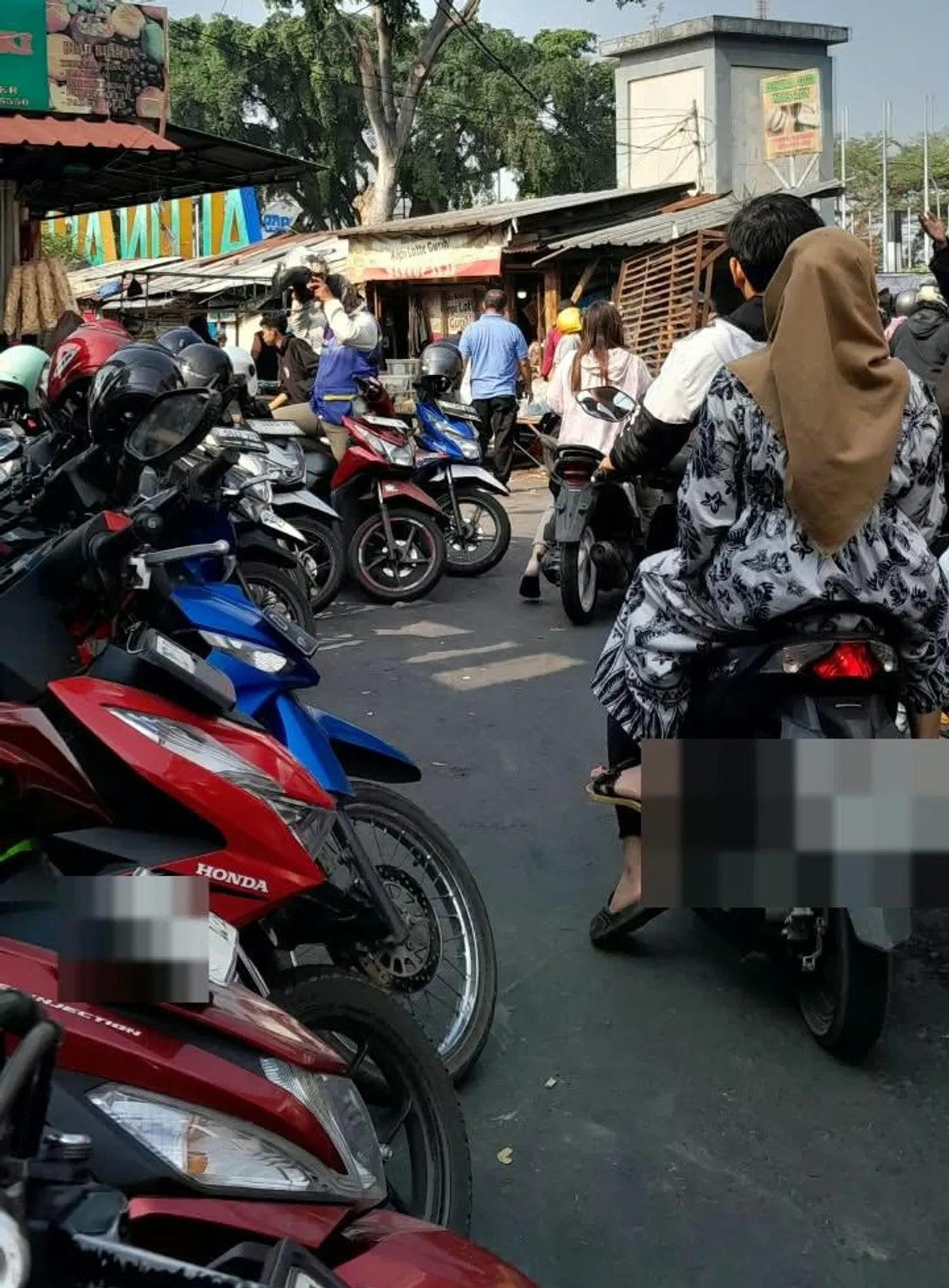 Antrean kendaraan di dalam area Pasar Ujungberung yang semakin padat akibat parkir liar di sisi jalan, membuat akses masuk pasar menyempit. (Sumber: Dokumentasi Pribadi | Foto: Rahayu)