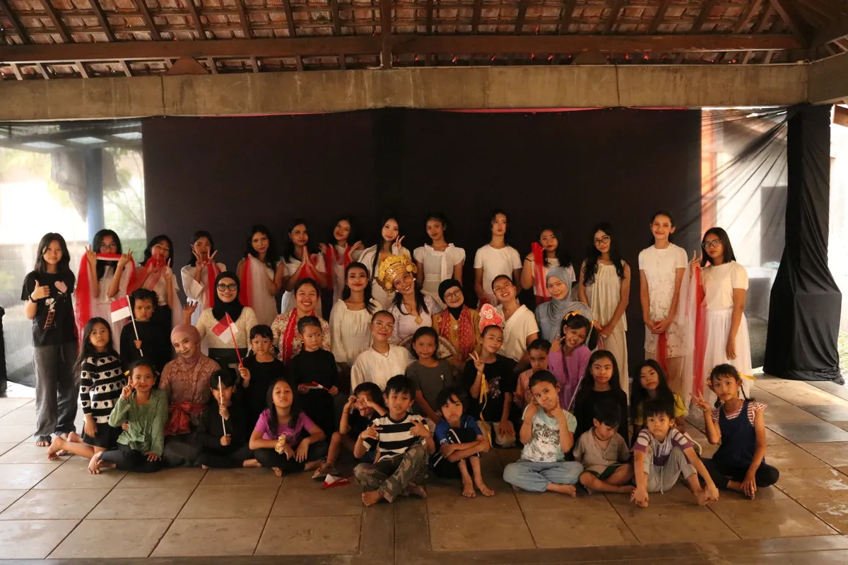 Foto bersama para penampil, komunitas, dan penyelenggara Bhakti Nṛtya Pertiwi sebagai wujud kolaborasi dalam merayakan keberagaman budaya Nusantara dan menumbuhkan kepedulian terhadap sesama.