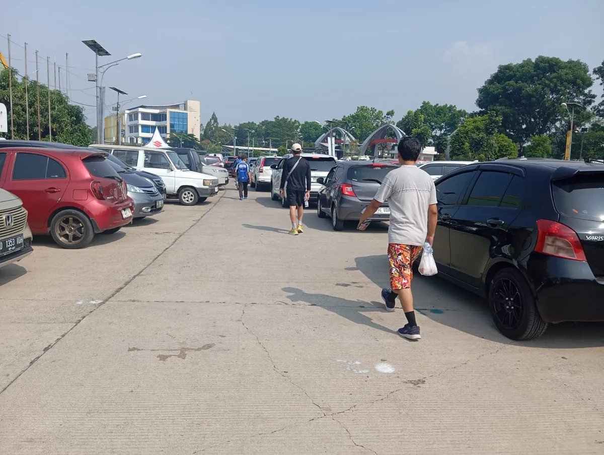 Kemacetan mobil yang hendak keluar dari kompleks SPOrT Jabar (Sumber: Pribadi | Foto: Marsya Laura Humaira)