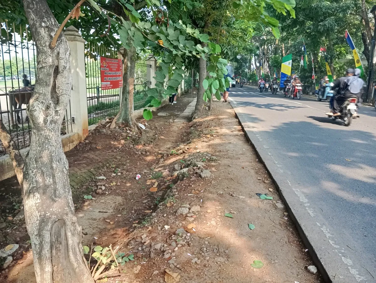 Pinggir jalan SPOrT Jabar, Pacuan Kuda yang tidak rata dan berbatu. (Sumber: Pribadi | Foto: Marsya Laura Humaira)
