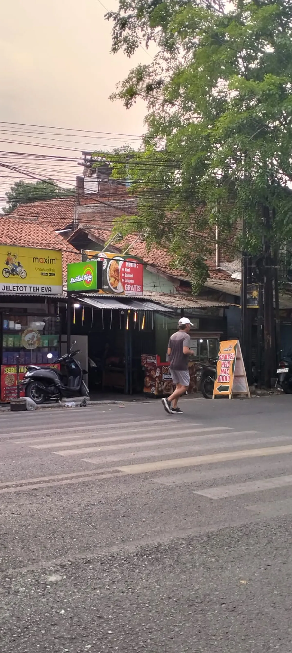 Tanpa trotoar yang aman, warga terpaksa berjalan dan berlari di pinggir jalan raya secara langsung. (Sumber: Dok. Pribadi | Foto: Risa Aulia Rahma)