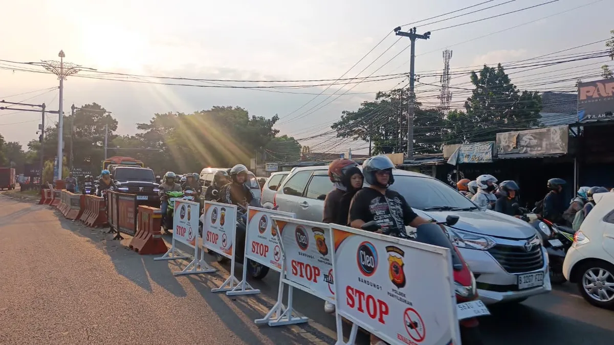 Kondisi lalu lintas di jalur Cibiru-Cileunyi saat jam sibuk sore, pukup 16.40 WIB (Sumber: Dok. Pribadi | Foto: Adisty Dhona Restu Ramadhani)