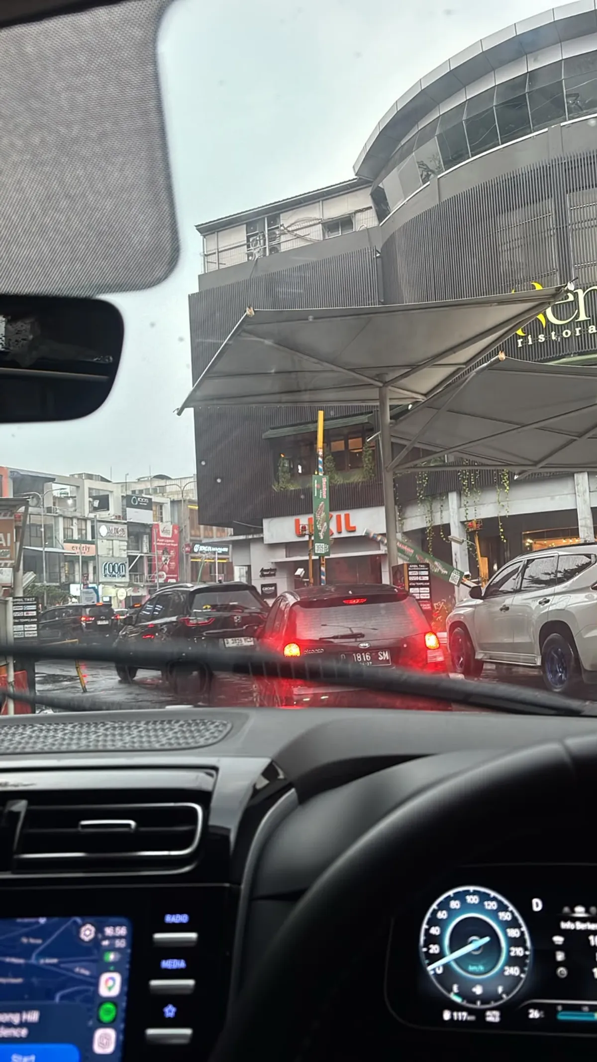 Pemandangan dari dalam kendaraan yang menunjukkan antrean padat mobil menuju pintu masuk kawasan Paskal, Bandung. (Sumber: Dokumentasi pribadi | Foto: Rahma Tsania Putri)