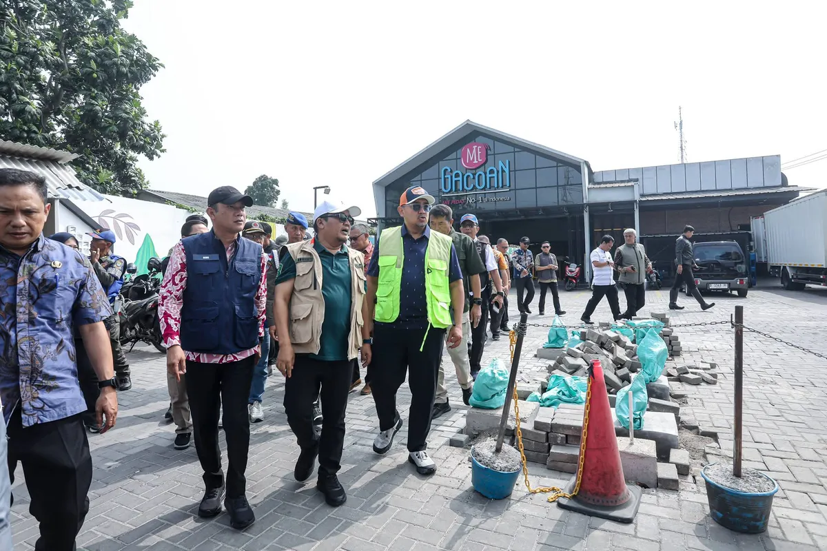 Walikota Bandung sedang meninjau drainase di salah satu ruas jalan di Cibiru (Sumber: bandung.go.id)