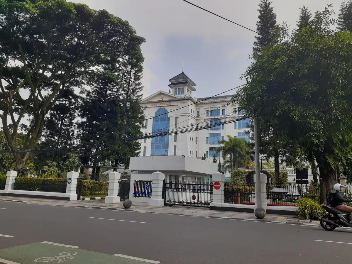 Gedung Bank Indonesia dijepret dari Taman Balai Kota (Sumber: dokpri | Foto: Sri Maryati)
