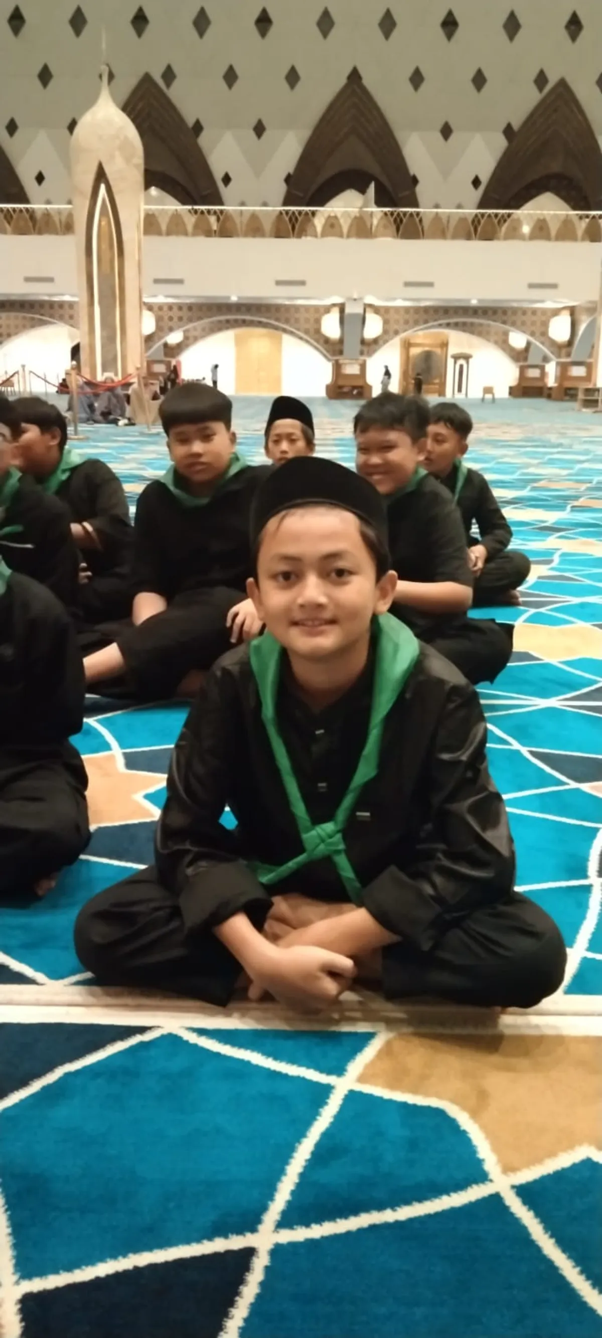 Aa Akil anak kedua tengah Mabit di Masjid Al Jabbar, Jumat-Sabtu (16-17/10/2026) (Sumber: Grup WAG Kelas 6)
