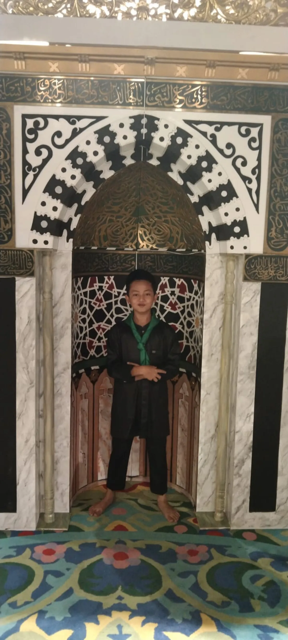 Aa Akil saat asyik berfoto di Al Jabbar (Sumber: Grup WAG Kelas 6)