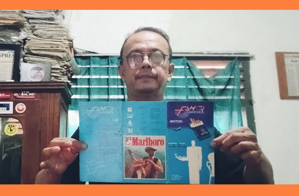Penulis memperlihatkan booklet pedoman acara Radio Famor 1260 kHz, dokumen bersejarah yang menjadi bagian dari koleksi pribadi sejak 38 tahun silam. (Foto: Kin Sanubary)
