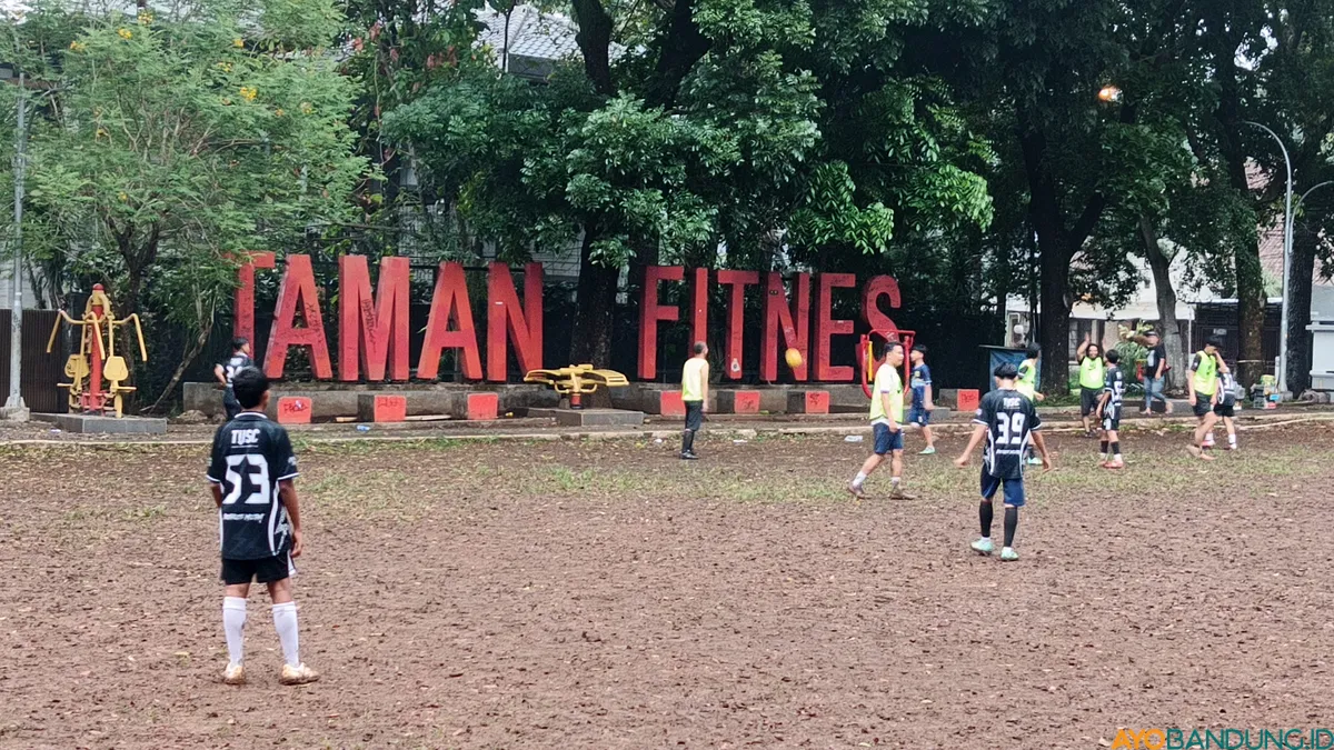 Anak-anak bermain sepak bola di Lapangan Teuku Umar, Coblong, Kota Bandung, Kamis 29 Oktober 2026. (Sumber: ayobandung.id | Foto: Gilang Fathun Romadhan)