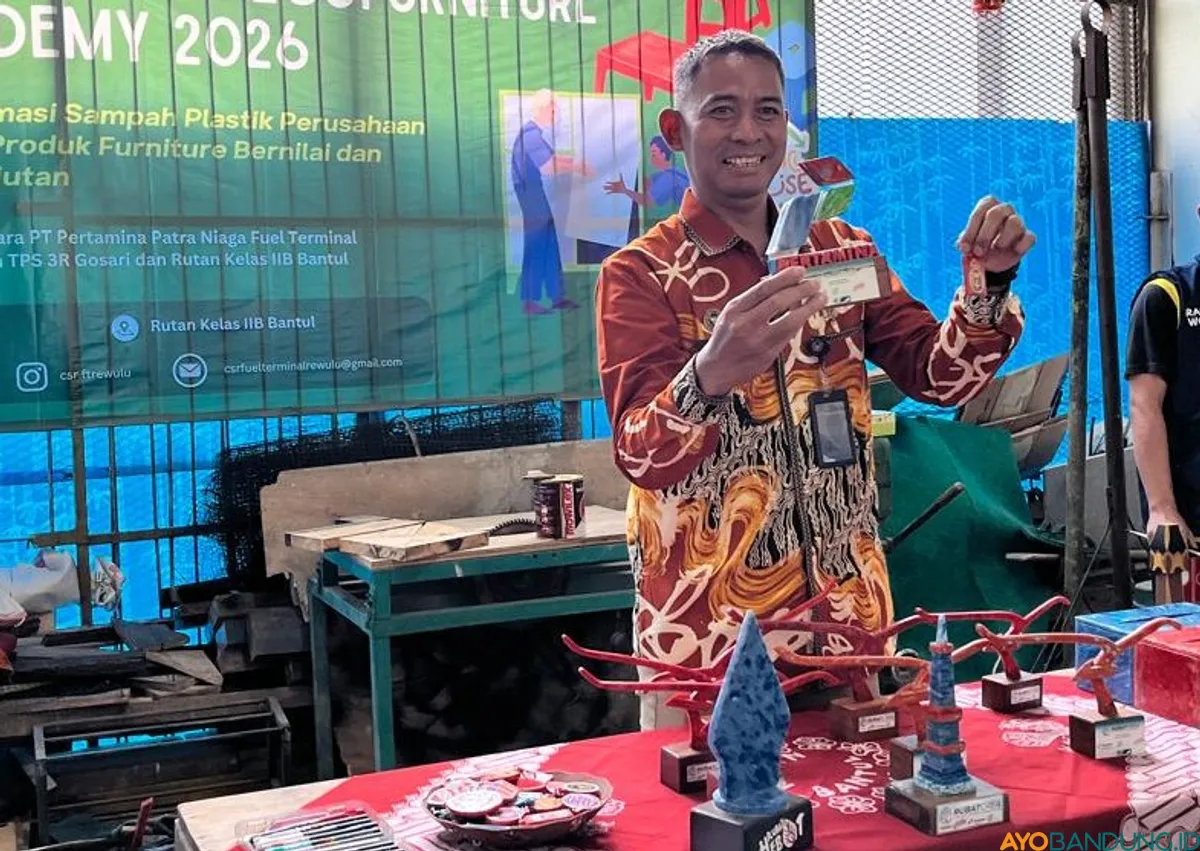 Kepala Sub Seksi Pelayanan Tahanan Rutan Kelas IIB Bantul Agus Widodo menunjukkan kerajinan berbahan limbah karya warga binaan. (Sumber: ayobandung.id | Foto: Arif Budianto)
