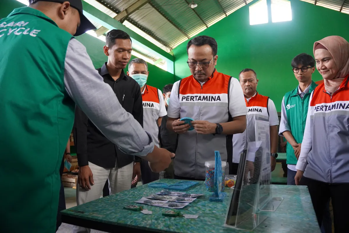 Direktur Utama Pertamina Patra Niaga Mars Ega Legowo Putra didampingi relawan Go-Sari saat meninjau TPS 3R di Kampung Iroyudan, Kalurahan Guwosari, Bantul, DIY. (Sumber: Istimewa)