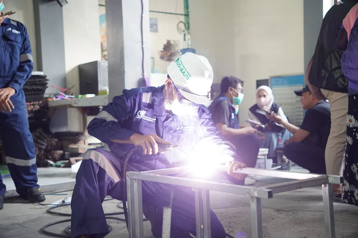 Beberapa warga binaan di Rutan Kelas II Bantul mengisi waktu dengan membuat berbagai kerajinan berbahan limbah. (Sumber: Istimewa)
