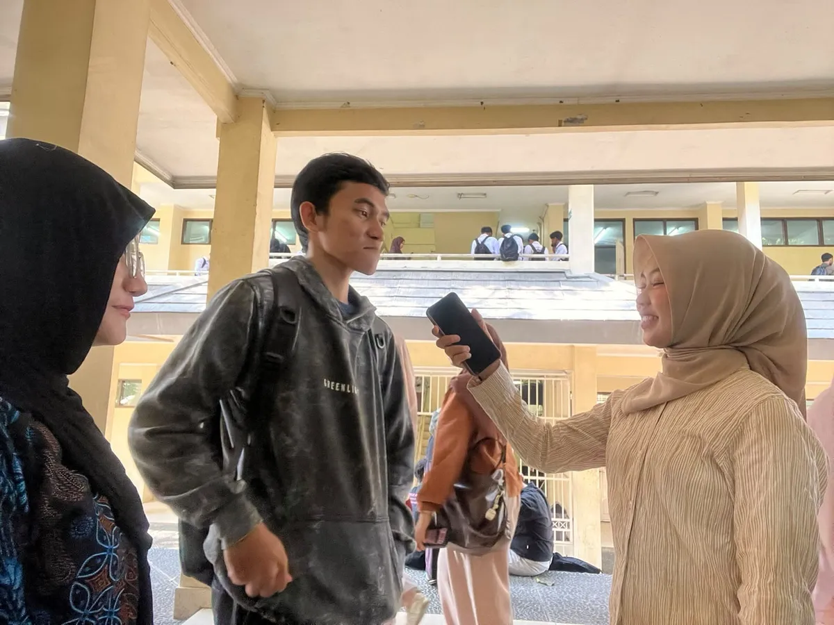 Wawancara secara langsung kepada mahasiswa (Sumber: Dokumentasi Pribadi)