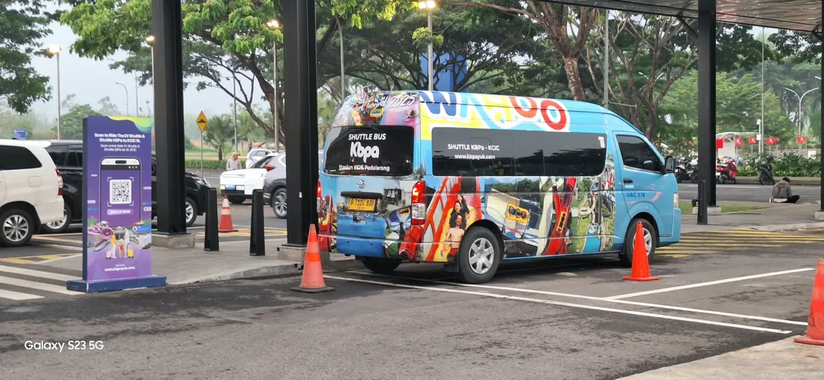 Layanan free shuttle KBP yang menghubungkan kawasan hunian dengan Stasiun Padalarang untuk mendukung integrasi antarmoda transportasi. (Foto: Angga Marditama Sultan Sufanir)