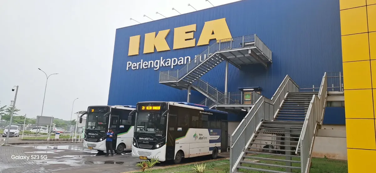 Bus Metro Jabar Trans Koridor 2 yang melayani perjalanan dari KBP menuju Alun-alun Bandung. (Foto: Angga Marditama Sultan Sufanir)