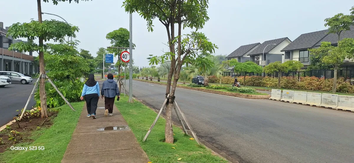 Jalur pejalan kaki yang mendukung kenyamanan, keselamatan, dan aksesibilitas penghuni kawasan. (Foto: Angga Marditama Sultan Sufanir)