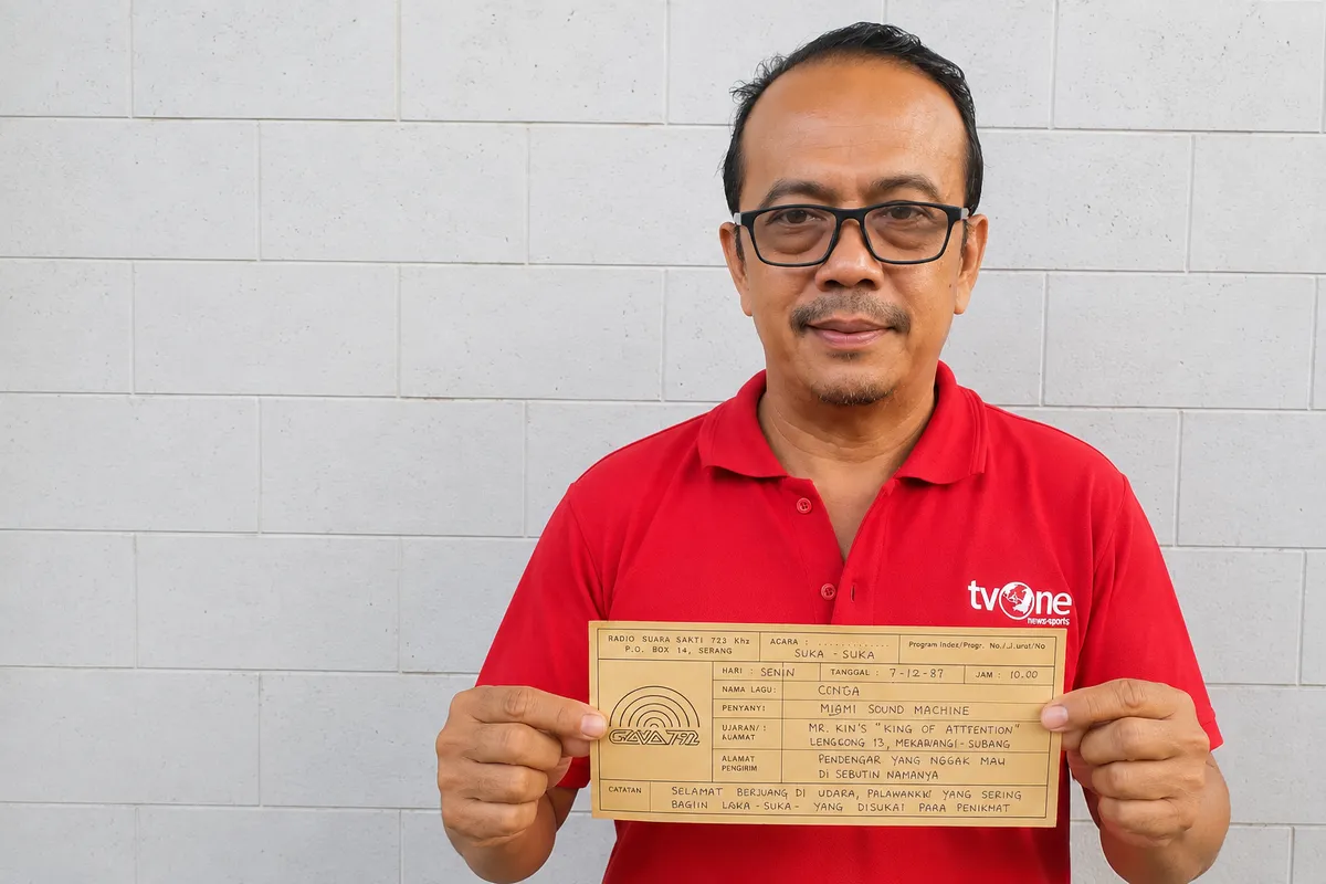 Penulis memperlihatkan kartu pilihan pendengar Radio Warga Karya, salah satu jejak kenangan dari era kejayaan siaran radio dan budaya berkirim kartu di kalangan pendengar. (Sumber: Kin Sanubary)