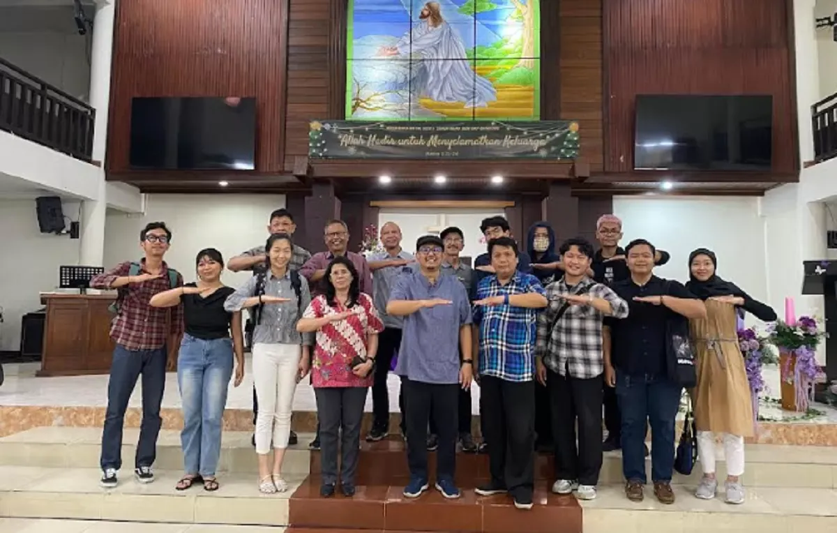 Potret peserta saat sesi foto bersama dalam acara Open House: Kunjungan Rumah Ibadah yang diselenggarakan oleh Jaringan Kerja Antar Umat Beragama (Jakatarub) pada Kamis, 4 Desember 2025 di Gereja Kristen Pasundan (GKP) Bandung (Sumber: Magang Ayobandung.com/Doni Setiawan)