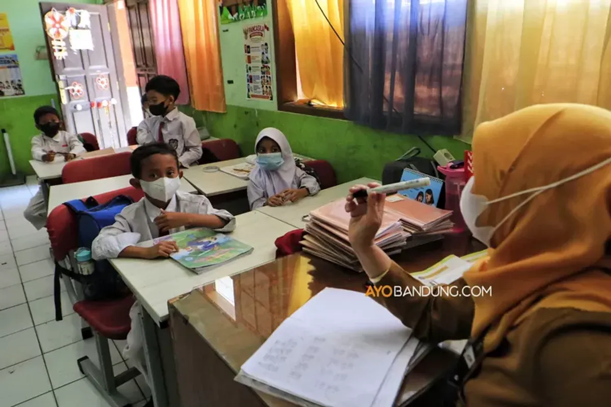 Sejumlah siswa mengenakan masker saat mengikuti kegiatan belajar mengajar di SD Negeri 132 Cihaurgeulis, Jalan Surapati, Kota Bandung, Senin 7 September 2026. (Sumber: Ayobandung.com | Foto: Irfan Al-Faritsi)