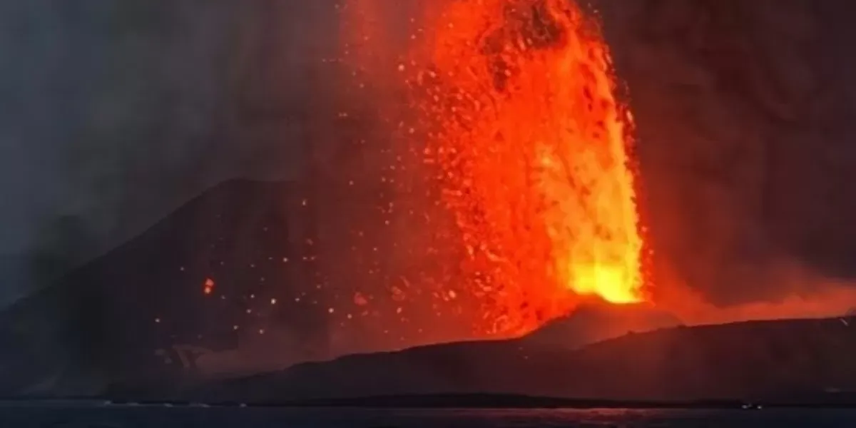 Gunung Anak Krakatau mengalami erupsi. (Sumber: www.lampungprov.go.id)